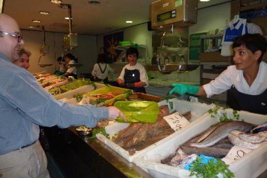 Muchos clientes ya acuden a la pescadería con un recipiente reutilizable